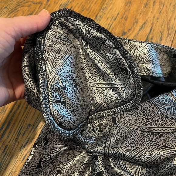 🩶 GLENSPORT by Pierre Bertrand – Silver Paisley Tie-Front Top Estimated Size S/M - Picture 5 of 6